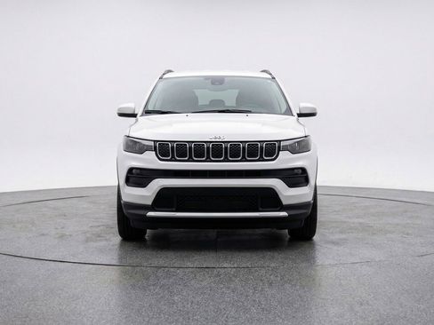 Used 2025 Jeep Compass Latitude AWD/4WD image 2