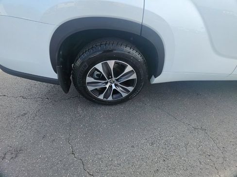 Used 2022 Toyota Highlander XLE AWD/4WD image 10