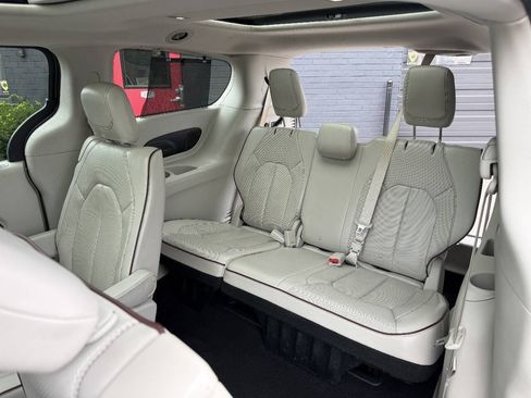 Used 2017 Chrysler Pacifica Limited FWD image 22