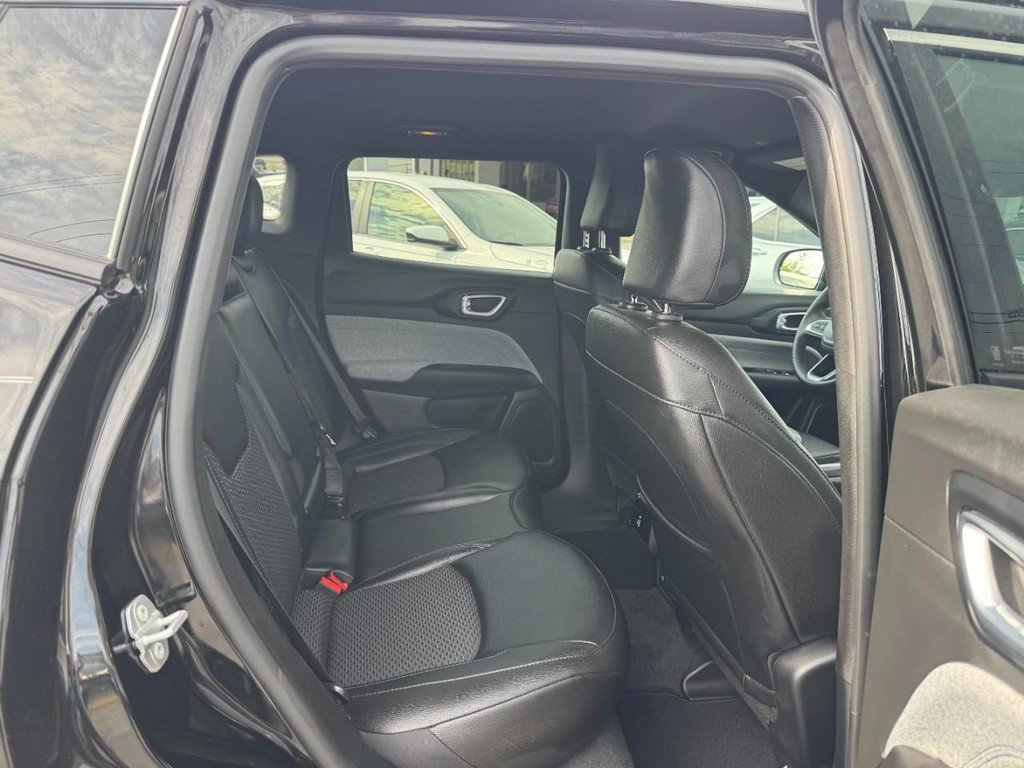 Used 2025 Jeep Compass Latitude w/ Convenience Group AWD/4WD image 10