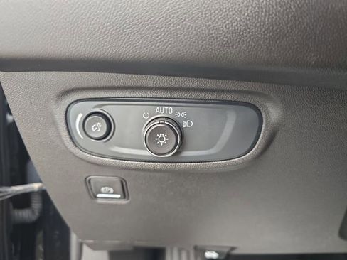 Used 2024 GMC Terrain SLE image 28