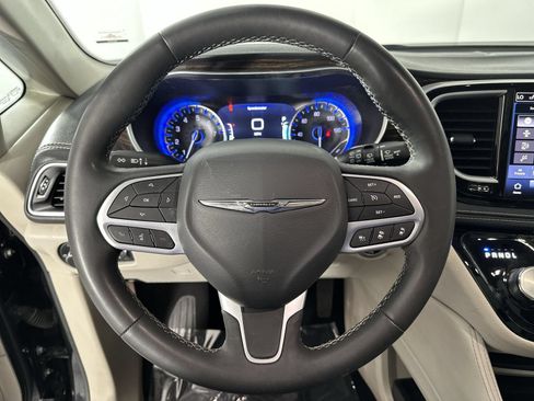 Used 2023 Chrysler Pacifica Limited FWD image 14