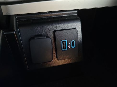 Used 2022 Ford Explorer XLT w/ Equipment Group 202A image 10