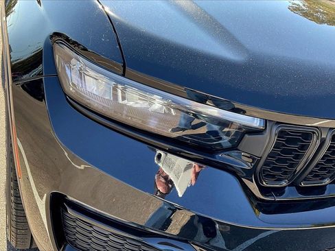 Used 2023 Jeep Grand Cherokee Limited w/ Black Appearance Package image 28