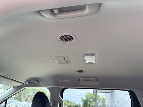 Used 2023 Kia Carnival LX FWD image 14