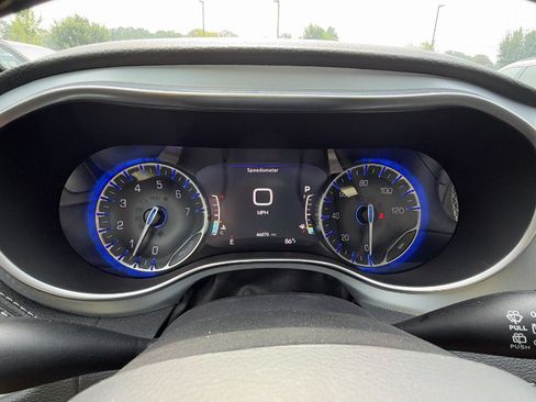 Used 2025 Chrysler Pacifica Limited FWD image 30