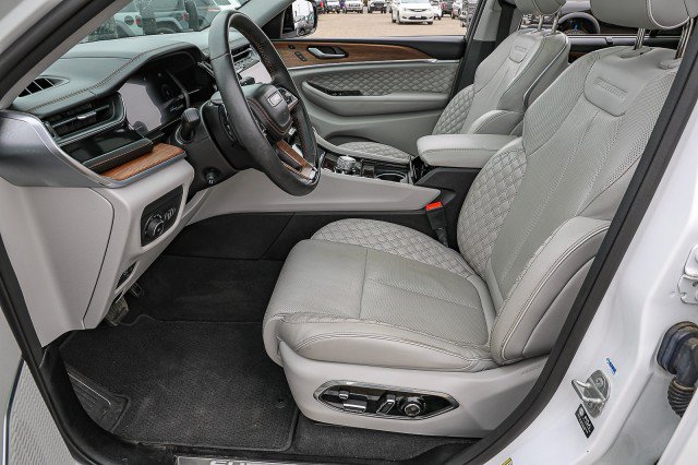 Used 2022 Jeep Grand Cherokee Summit w/ Adv Protech Group IV AWD/4WD image 9