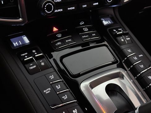 Used 2018 Porsche Cayenne Platinum Edition w/ Premium Package Plus image 36