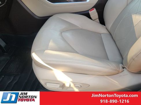 Used 2022 Toyota Highlander Platinum AWD/4WD image 25