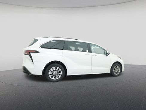 New 2026 Toyota Sienna XLE image 26