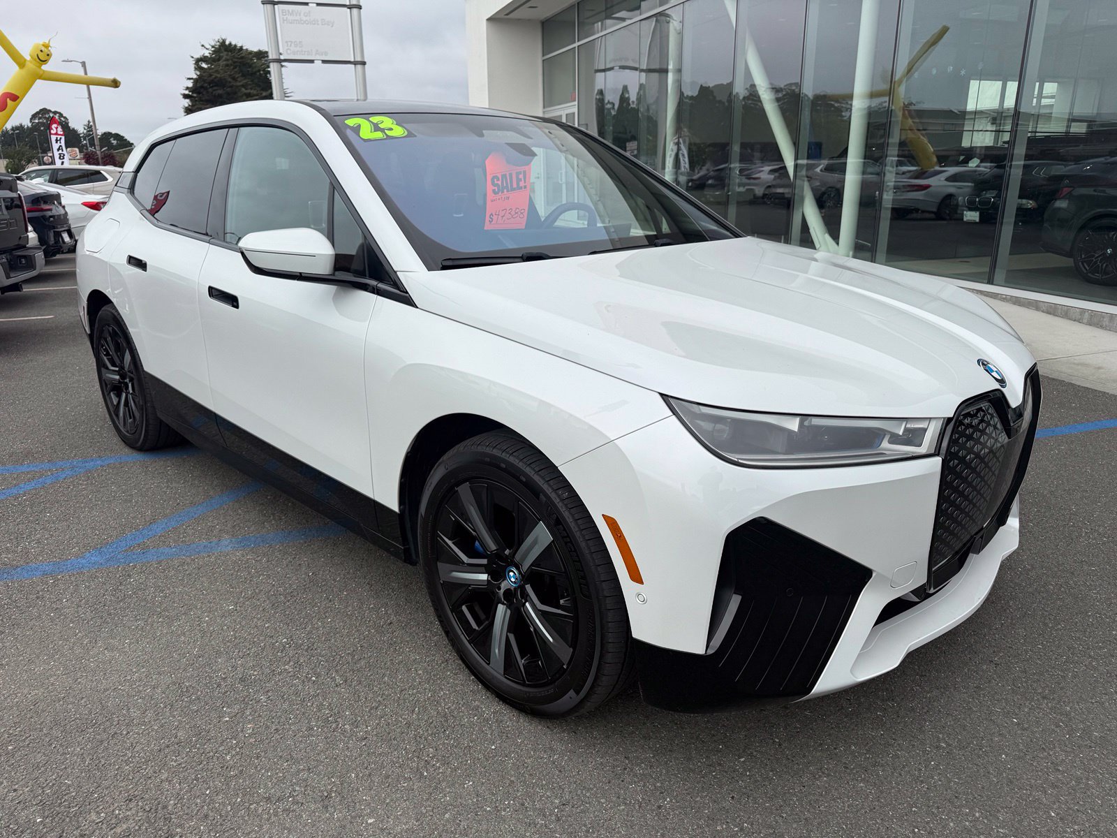 Used 2023 BMW iX xDrive50 w/ Premium Package AWD/4WD image 2