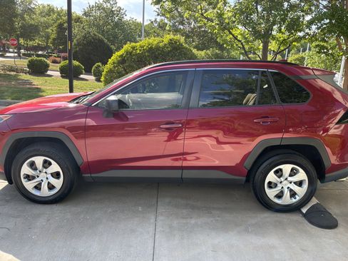 Used 2019 Toyota RAV4 LE FWD image 7