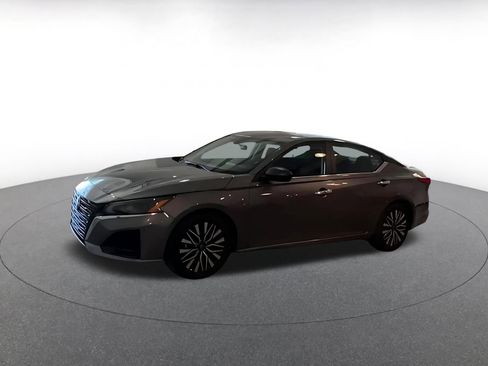 Used 2025 Nissan Altima 2.5 SV FWD image 4