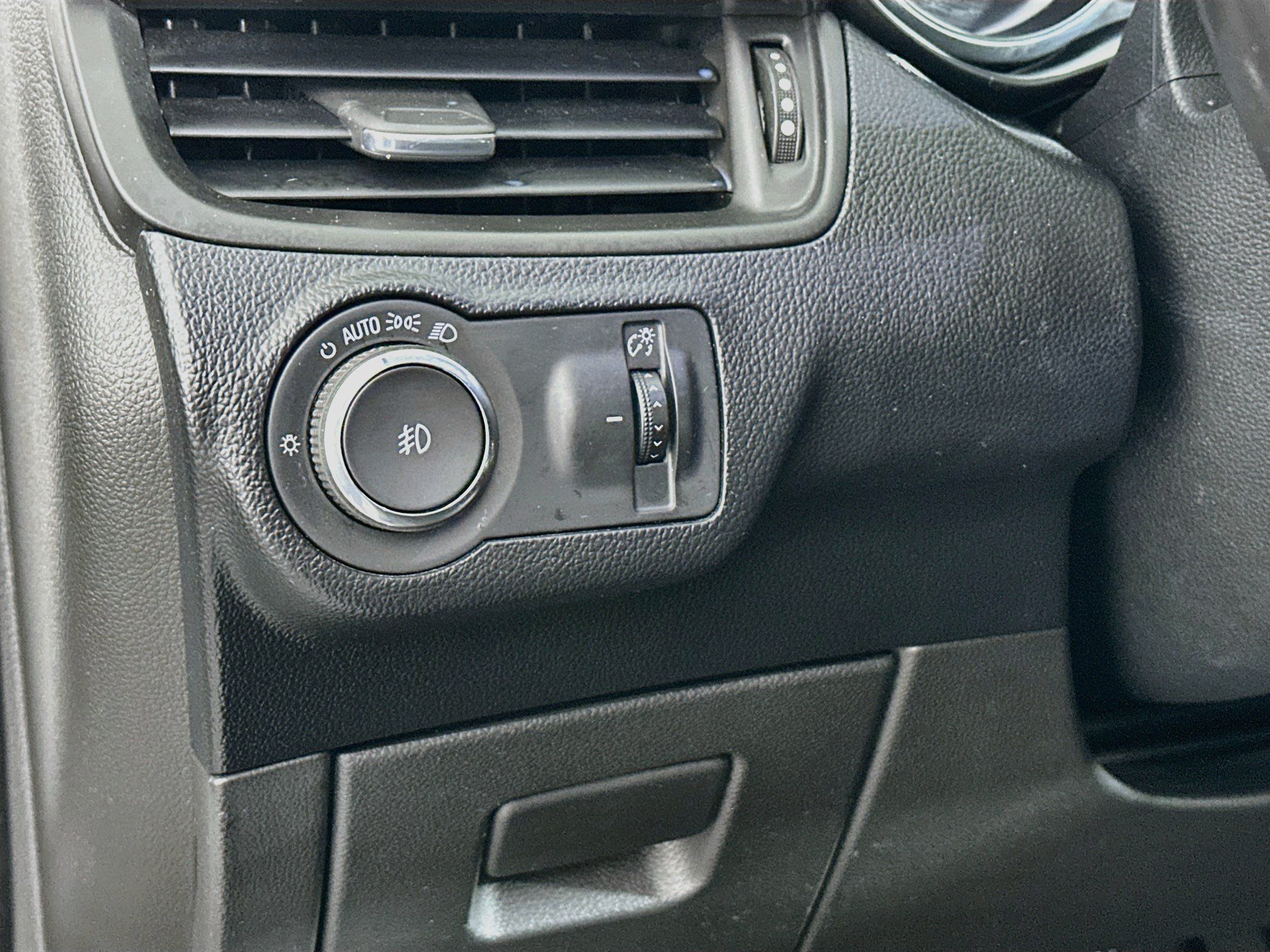 Used 2019 Buick Envision Essence AWD/4WD image 17
