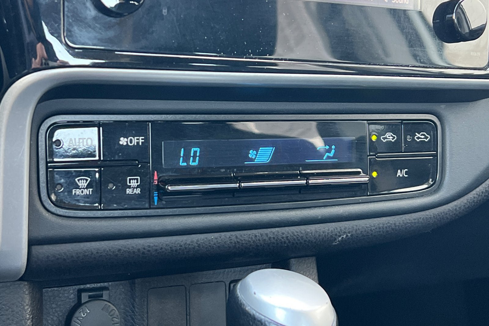 Used 2018 Toyota Corolla LE FWD image 19