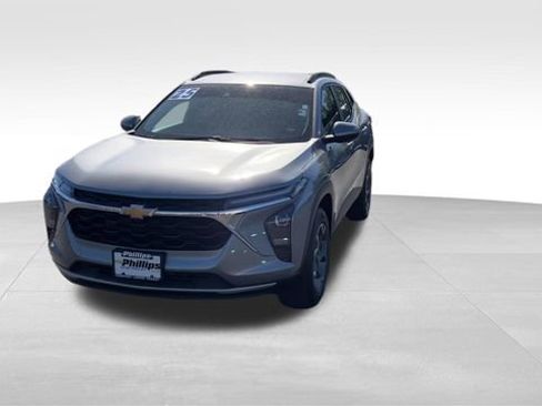 Certified 2025 Chevrolet Trax LT FWD image 2