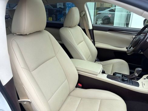 Used 2016 Lexus ES 350 w/ Premium Package w/Wood Trim FWD image 24