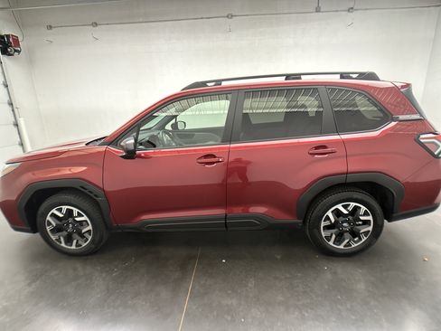 Used 2025 Subaru Forester Premium AWD/4WD image 5
