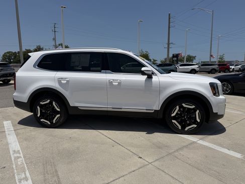 Certified 2024 Kia Telluride S FWD image 3