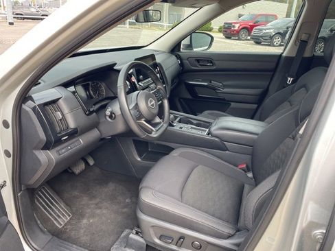 Used 2024 Nissan Pathfinder SV image 10
