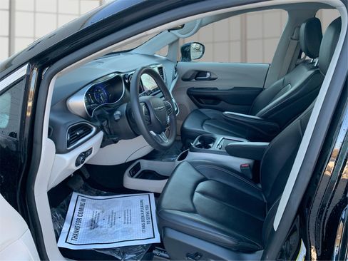 Used 2024 Chrysler Pacifica Touring-L image 9