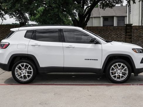 Used 2023 Jeep Compass Latitude AWD/4WD image 14