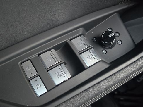 Used 2020 Audi e-tron Premium Plus image 32