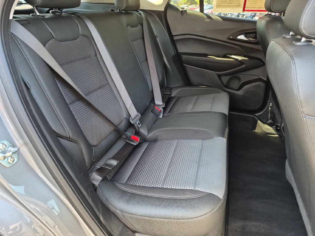 Used 2025 Chevrolet Trax LT w/ LT Convenience Package FWD image 26