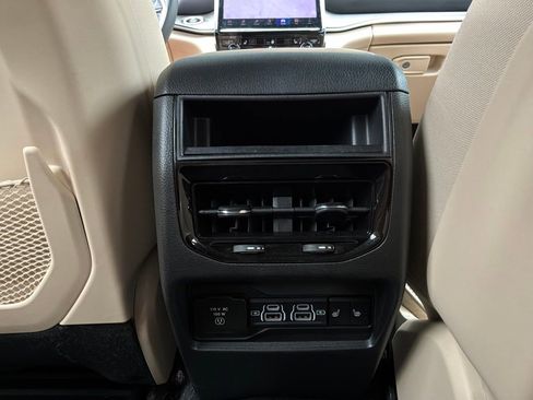Used 2025 Jeep Grand Cherokee Limited RWD image 13