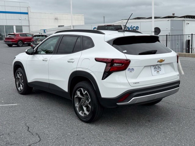 Certified 2025 Chevrolet Trax LT FWD image 10