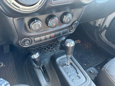 Used 2018 Jeep Wrangler Unlimited Rubicon w/ Connectivity Group AWD/4WD image 14