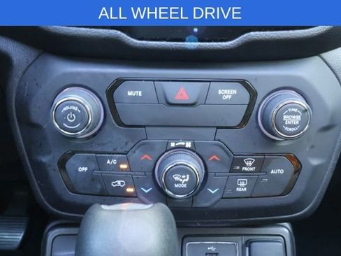 Used 2019 Jeep Renegade Latitude w/ Cold Weather Group image 6