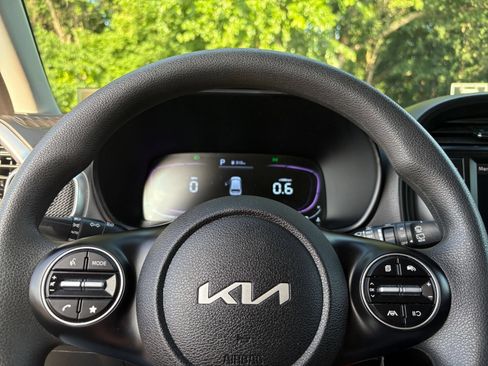 Used 2025 Kia Soul LX w/ LX Technology Package FWD image 25