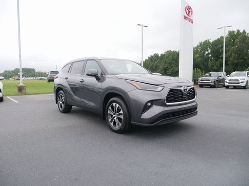 Used 2024 Toyota Highlander XLE image 10