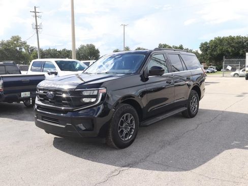 Used 2025 Ford Expedition Active RWD image 3