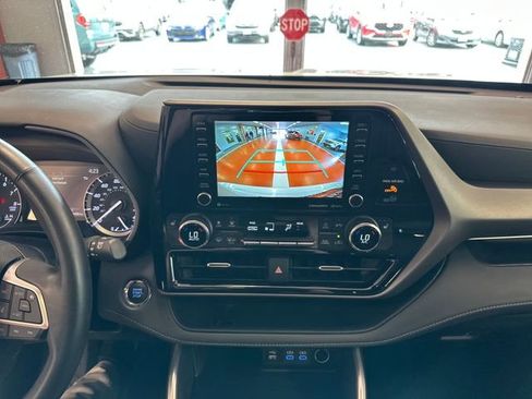 Used 2022 Toyota Highlander XLE AWD/4WD image 22