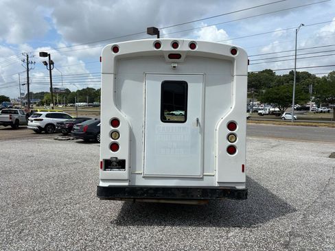 Used 2006 Ford E-350 and Econoline 350 Super Duty RWD image 5