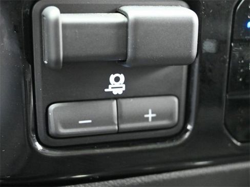 Used 2024 Chevrolet Silverado 2500 ZR2 w/ Technology Package image 36