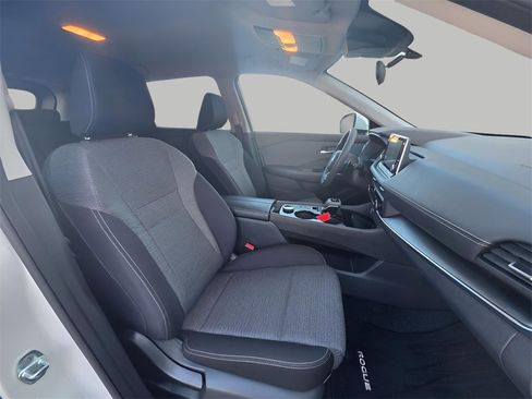 Used 2023 Nissan Rogue SV image 12