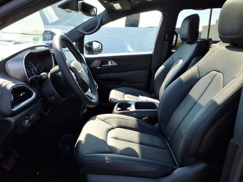 New 2026 Chrysler Pacifica Select image 16