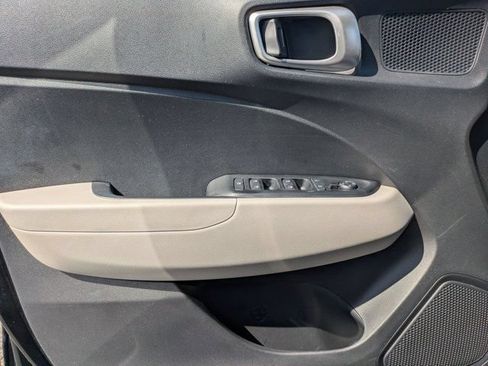 Used 2025 Hyundai Venue SEL FWD image 11