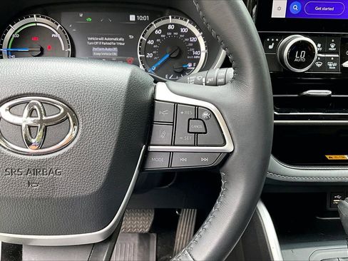 Used 2025 Toyota Highlander XLE AWD/4WD image 11