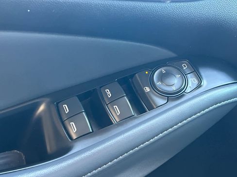 Used 2022 Buick Enclave Essence image 9