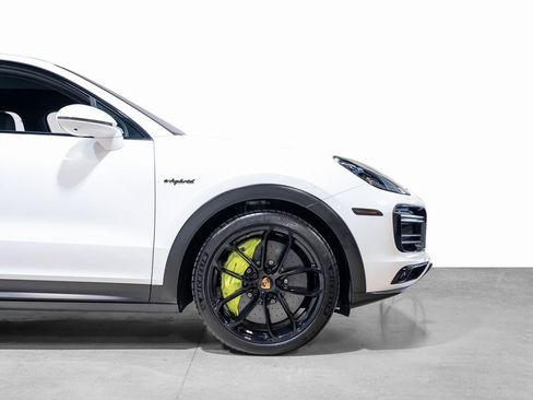 Used 2022 Porsche Cayenne Turbo S image 19