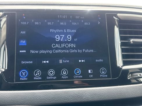 Used 2017 Chrysler Pacifica Touring FWD image 40