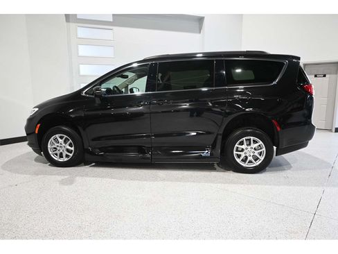 Used 2022 Chrysler Pacifica Touring-L FWD image 9