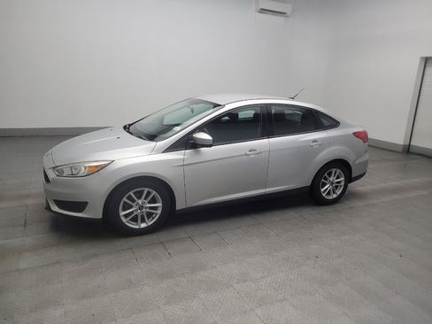 Used 2018 Ford Focus SE FWD image 2