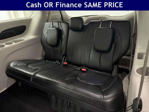 Used 2023 Chrysler Pacifica Touring-L FWD image 16