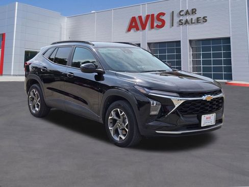 Used 2025 Chevrolet Trax LT w/ LT Convenience Package FWD image 3