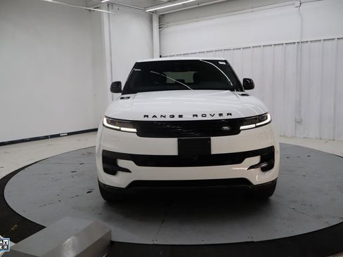 Used 2025 Land Rover Range Rover Sport SE image 11